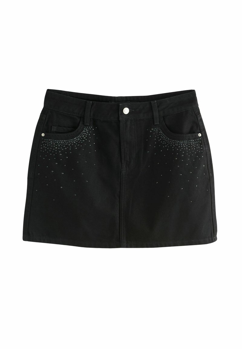 Sort denimnederdel med forlommer, sølvhardware og dekorative rhinestones arrangeret i et gradientmønster på lommerne.