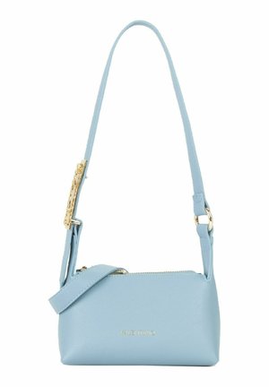 Borsa a spalla Valentino in pelle azzurro chiaro con cerniera dorata e logo, tracolla regolabile e dettaglio decorativo con catena dorata su un lato.