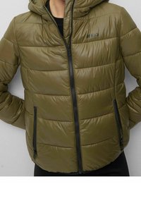 Giacca imbottita verde oliva con chiusura a zip, dettagli neri e cappuccio. Presenta cuciture orizzontali e tasche laterali con zip.