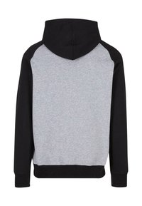 Kapuzensweatshirt mit grauem Körper und schwarzen RaglanÄrmeln. Weicher Stoff, gerippte Bündchen und Saum. Ausgestattet mit einer glatten Textur und lässigem Design.