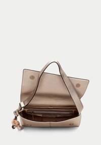 Metalická zlatá kabelka s texturovaným povrchem, otevřeným vrchem a jedním uchem. Obsahuje kapsu na zip a dekorativní přívěsek s korálky uvnitř.