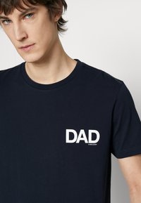 Ron Dorff Tričko s potlačou - navy