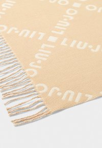 Sciarpa intrecciata beige con bordi frangiati e un motivo a logo "LIU JO" chiaro ripetuto. Design testurizzato con sottili strisce.