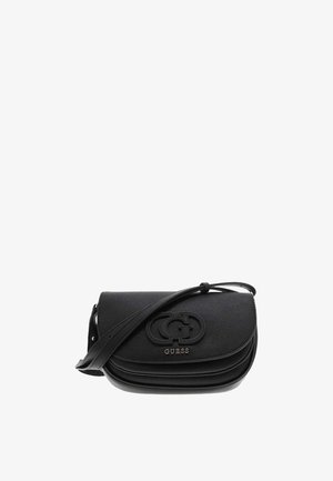 Sac bandoulière Guess noir avec surface texturée, fermeture à rabat, et logo double G embossé ainsi que le nom de la marque à l'avant.