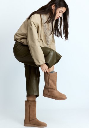 Stradivarius, Bottes de neige - brown