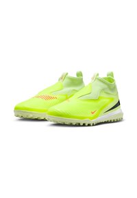 Scarpe da ginnastica giallo neon con design slip-on, tomaia testurizzata e accenti neri sulla suola. Lugs di trazione evidenti alla base.