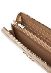 Portafoglio in pelle beige con chiusura a zip, scomparti per carte interne e un comparto per monete con zip. Texture liscia, dettagli in metallo color oro.