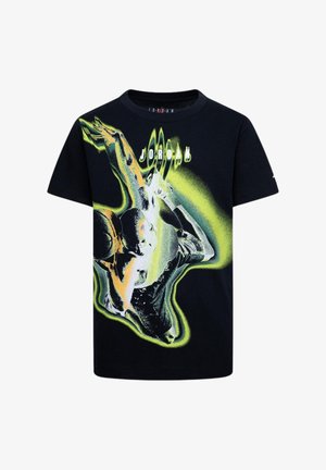 T-shirt in cotone nero con un design grafico di un giocatore di basket in colori neon con la scritta "JORDAN" sopra, colletto a giro, maniche corte.