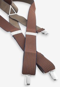 Brune og grå vævede seler med et struktureret mønster, sølvfarvede metalclips og en trekantet hardwaredetalje i midten.