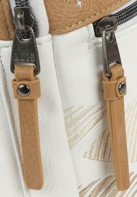 Bolso de cuero sintético blanco que presenta un acento texturizado en tonos marrones, costuras decorativas y cremalleras en tono plateado con marcas en relieve en los tiradores.