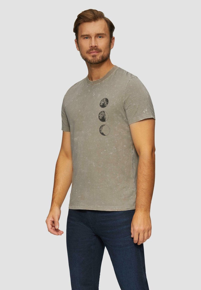 Grijze katoenen T-shirt met een zachte texture, voorzien van een ronde hals en drie maanfase-afbeeldingen in zwart op de voorkant.