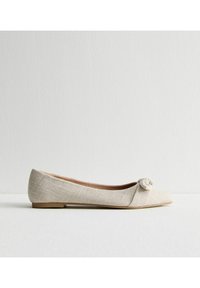 Ballerine in tessuto beige chiaro con texture intrecciata, punta affusolata e un piccolo fiocco anteriore. Suola piatta per il massimo comfort.
