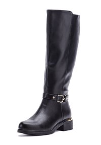 Botte noire en cuir, arrivee au genou, avec un embout arrondi, une accentuation en boucle en argent et un petit talon carré. Texture lisse avec un design minimaliste.