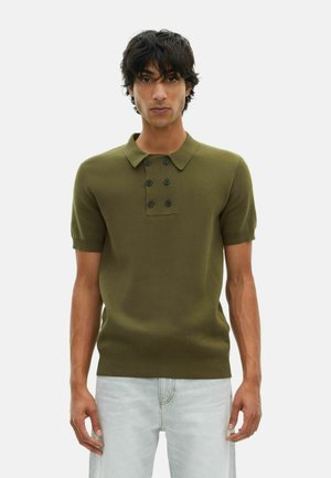 Olivgrünes Kurzarm-Strickpoloshirt mit Kragen, ausgestattet mit sechs schwarzen Knöpfen an der Knopfleiste und einem taillierten Design.