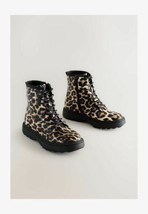 Bottes de combat en simili cuir à imprimé léopard avec lacets noirs, surface texturée et semelle en caoutchouc. Comprend une fermeture éclair sur le côté et un design robuste.