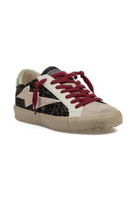 Zapatilla multicolor con puntera de ante beige, panel lateral negro con glitter, talón verde claro y cordones granate. Suela de goma para mayor tracción.