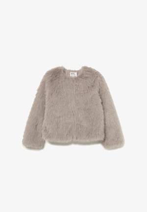 Chaqueta de pelaje sintético gris claro de manga larga con cuello redondo y etiqueta interna visible, colocada plana sobre un fondo blanco.