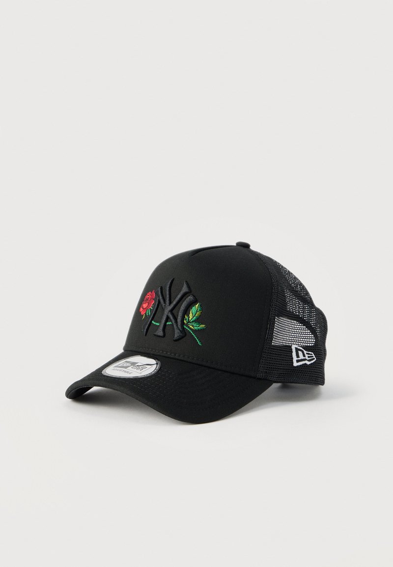 Casquette de baseball noire avec côtés en maille, ornée d'une rose rouge et de feuilles vertes brodées, logo à l'avant, et une visière arrondie.