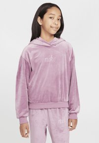 Roza žametna kapuca z sprednjim žepom, rebrastimi manšeti in vezenjem logotipa. Mehek material, ohlapen kroj in zasnovana za udobje.