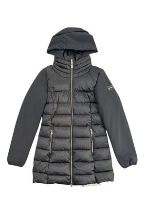 Cappotto invernale imbottito nero con cappuccio, cerniera frontale e tasche laterali con zip, con una toppa logo sulla manica sinistra.
