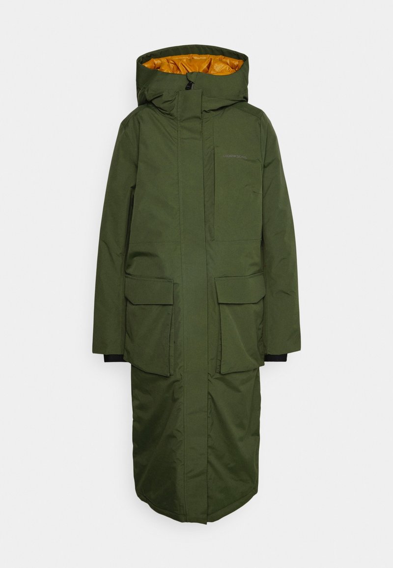 Long manteau d'hiver matelassé vert olive avec capuche, fermeture éclair frontale recouverte d'un rabat, deux grandes poches avant et doublure intérieure orange.