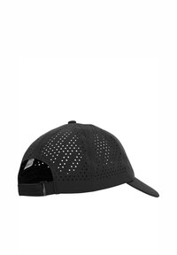 Schwarze Kappe aus atmungsaktivem Stoff mit perforiertem Design für Belüftung, einer gebogenen Krempe und einem verstellbaren Riemen hinten.