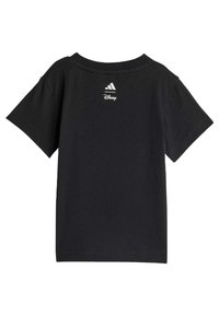 Camiseta negra de manga corta, hecha de algodón. Presenta el logotipo blanco de Adidas y la marca Disney en la parte posterior del cuello. Diseño simple y sólido.