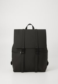 Mochila negra hecha de material duradero con cierre de solapa, dos correas ajustables y bolsillo con cremallera en la parte frontal. Diseño minimalista.