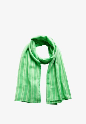 Zielony szalik w paski wykonany z lekkiego materiału. Charakteryzuje się na przemian jasnymi i ciemnymi zielonymi paskami. Miękka, płynna struktura odpowiednia do nakładania na inne ubrania.