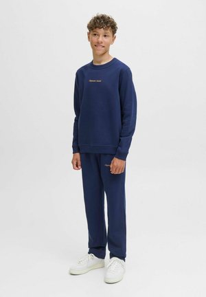 Felpa blu navy e pantaloni abbinati realizzati in tessuto morbido, con colletto rotondo, polsini a costine e logo ricamato in oro.