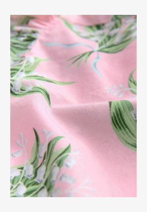 Bloemrijke stof met groene bladeren en witte bloesems op een roze achtergrond, met een gladde textuur en ingewikkelde patronen.
