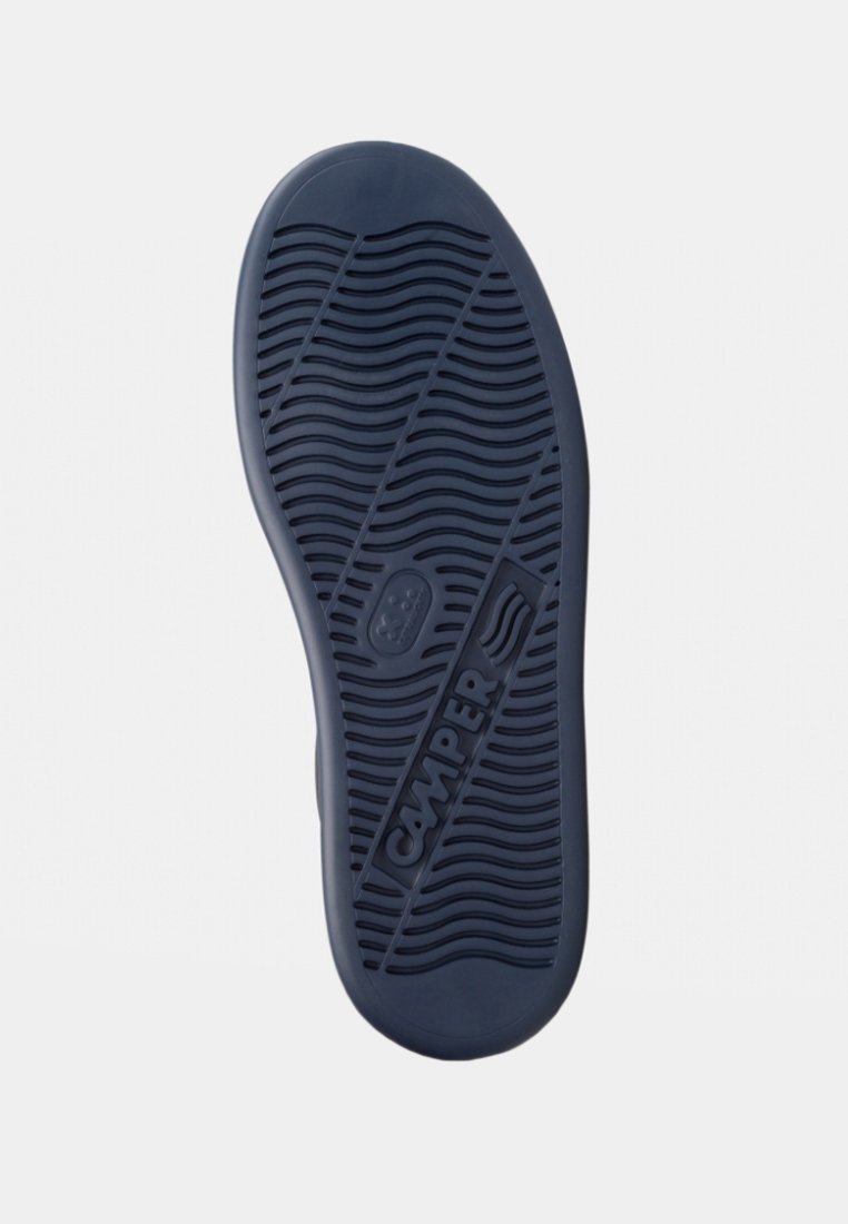 Navy rubberen schoenzool met golvende tractiepatronen en het reliëf 'CAMPER' logo, met een gladde rand en afgeronde teengebied.