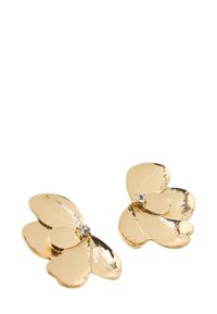 Złote kolczyki w kształcie motyla z teksturowanymi płatkami i centralnym, przezroczystym kamieniem ozdobnym. Lśniące wykończenie, ukazujące misterny detal.