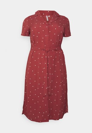 Rotes kurzärmliges Kleid mit weißen Punkten, durchgehender Knopfleiste, Kragen und gebundenem Taillengürtel. Aus leichtem Stoff, knielang.