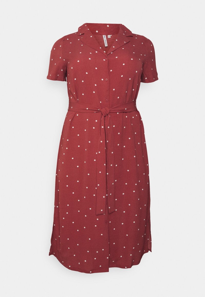 Abito rosso a maniche corte con pois bianchi, chiusura a bottoni sul davanti, colletto e cintura annodata in vita. Realizzato in tessuto leggero, lungo fino al ginocchio.