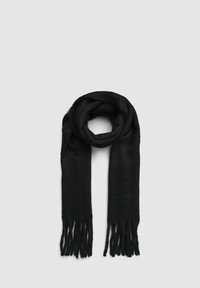 Czarny szalik wykonany z miękkiego materiału, charakteryzujący się gładką teksturą i długimi frędzlami na końcach. Zrolowany design podkreślający jego długość i opadanie.