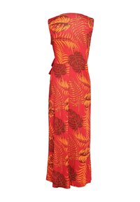 Robe maxi rouge avec un motif de feuilles tropicales en nuances d'orange et de brun, design sans manches avec un détail à nouer à la taille.