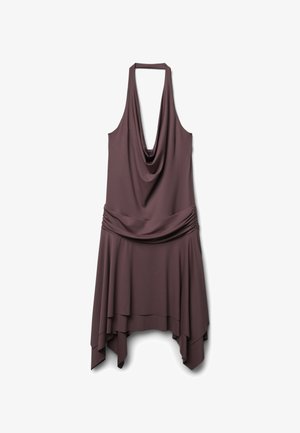 Abito senza maniche in un profondo color mauve, caratterizzato da un collo drappeggiato e una vita arricciata, che fluisce in un orlo asimmetrico con tessuti sovrapposti.