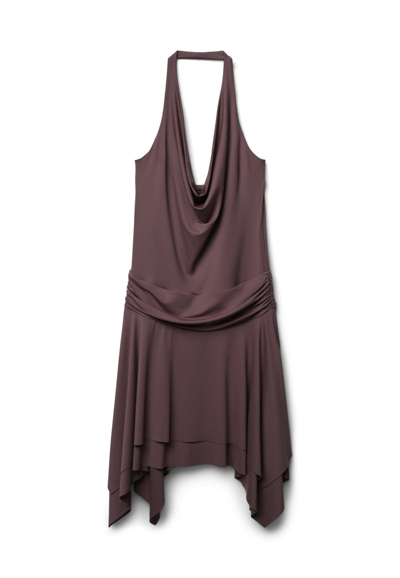 Abito senza maniche in un profondo color mauve, caratterizzato da un collo drappeggiato e una vita arricciata, che fluisce in un orlo asimmetrico con tessuti sovrapposti.