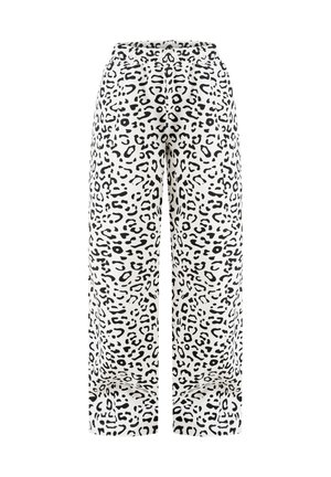 Hvide bukser med vide ben med sort uregelmæssigt leopardmønster og elastisk talje, vist på ensfarvet baggrund.