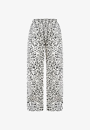 Hvide bukser med vide ben med sort uregelmæssigt leopardmønster og elastisk talje, vist på ensfarvet baggrund.