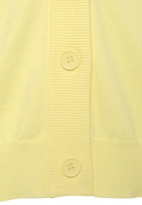 Żółty kardigan o prążkowanej fakturze, z dwoma żółtymi guzikami z przodu. Tkanina wydaje się miękka i lekka.