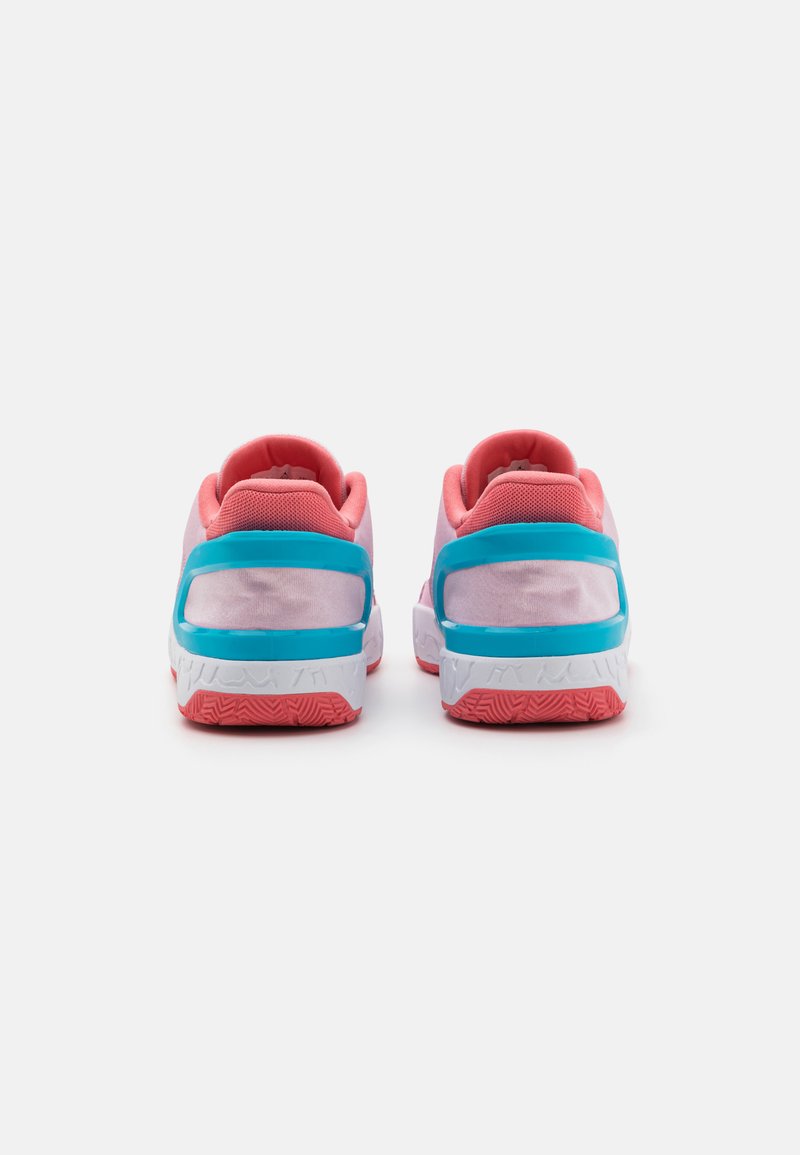 Sneakers sportivi con un design bicolore e accenti rosa e blu, suola texturizzata e contrappeso posteriore in plastica per supporto.