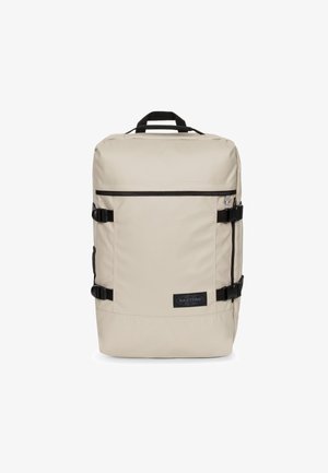 Beige rechthoekige rugzak met zwarte ritssluiting, zijgespen, bovenhandvat en Eastpak-logo op het voorvak.