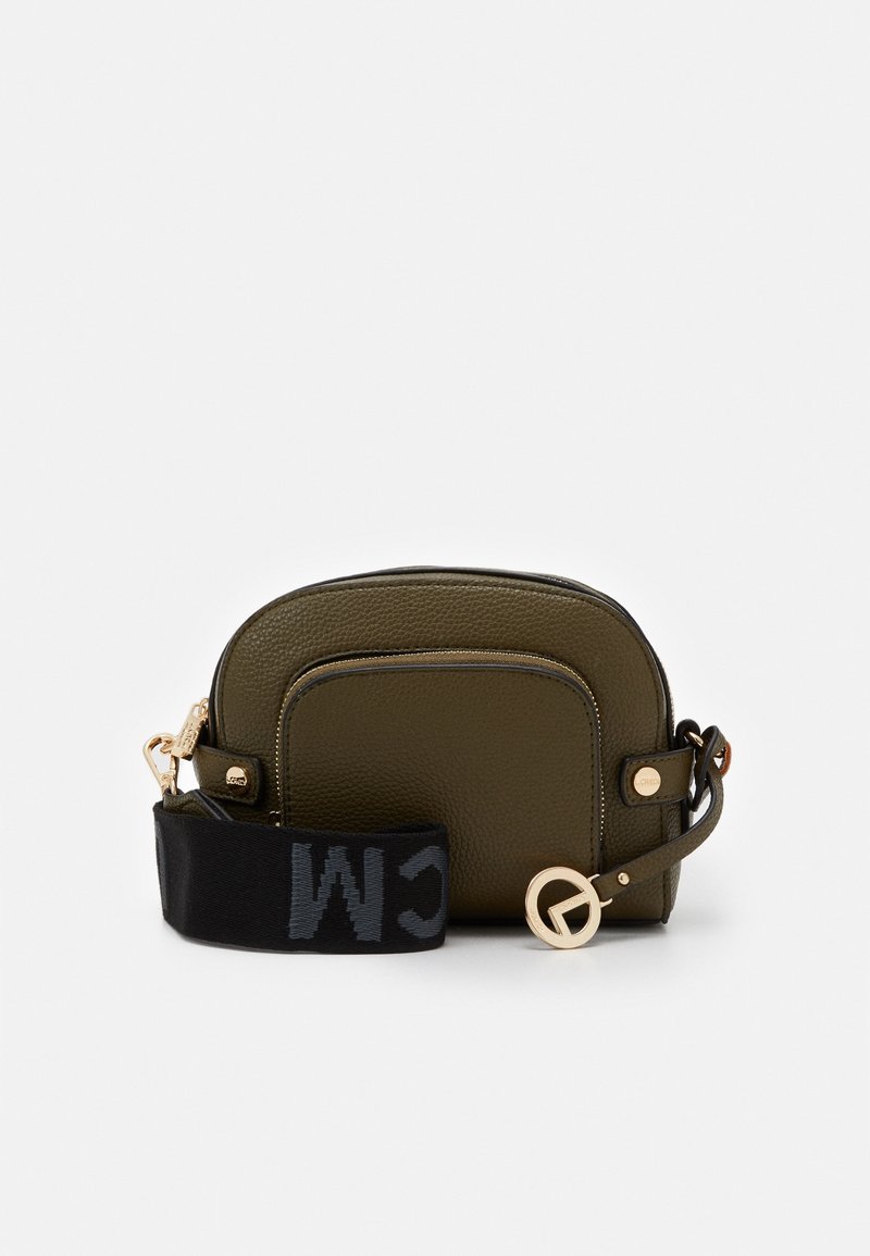 Sac bandoulière en cuir vert à la forme arrondie, avec ferrures dorées, une poche frontale et une sangle noire amovible ornée d'un logo.