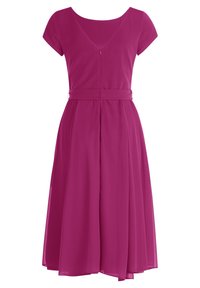 Fuchsie šaty s krátkými rukávy, výstřihem do V, přiléhavým korzetem a splývavou sukní. Obsahují také odpovídající látkový pásek v pase.