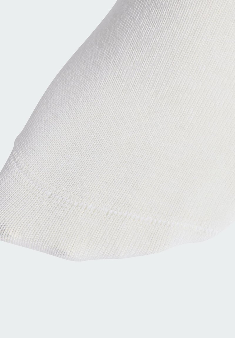 Hvid sok med en glat, strikket struktur og en rund tå. Kanten har en forstærket søm for holdbarhed.