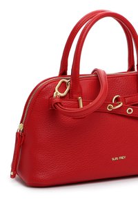Bolso de mano de cuero texturizado rojo con asas dobles, cremallera y herrajes de tono dorado, y un pequeño logo "Suri Frey" en el frente.