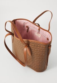 Sac tote en cuir marron avec un motif en relief, ouverture en haut, anses doubles, et un intérieur doublé de rose avec une poche zippée.