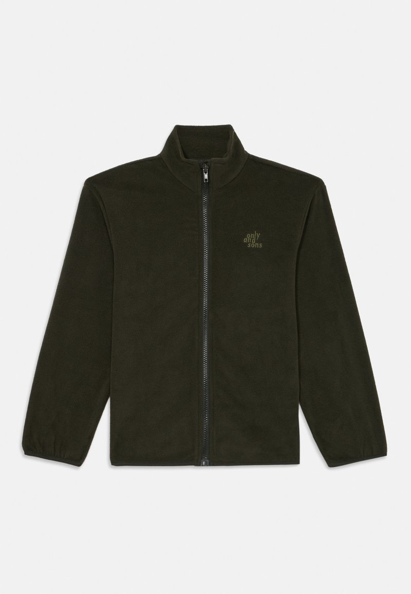 Giacca in pile a zip intera di colore verde scuro con colletto alto e logo "Only and Sons" sul lato sinistro del petto, polsini elasticizzati e design semplice.